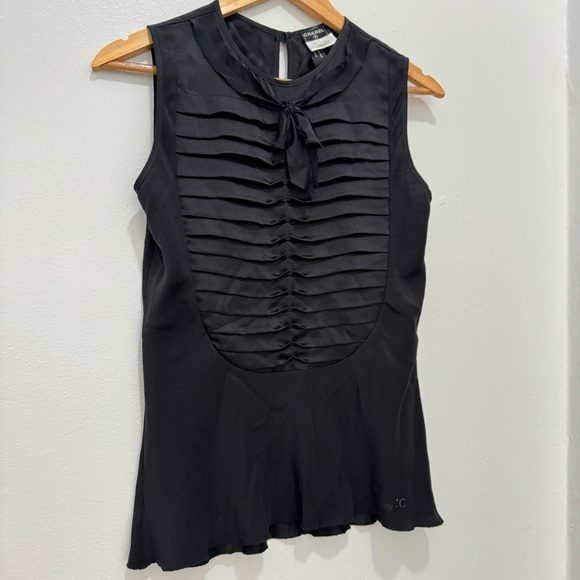CHANEL BLACK SILK SLEEVELESS PLEATED BOW BLOUSE - Picture 3 of 10